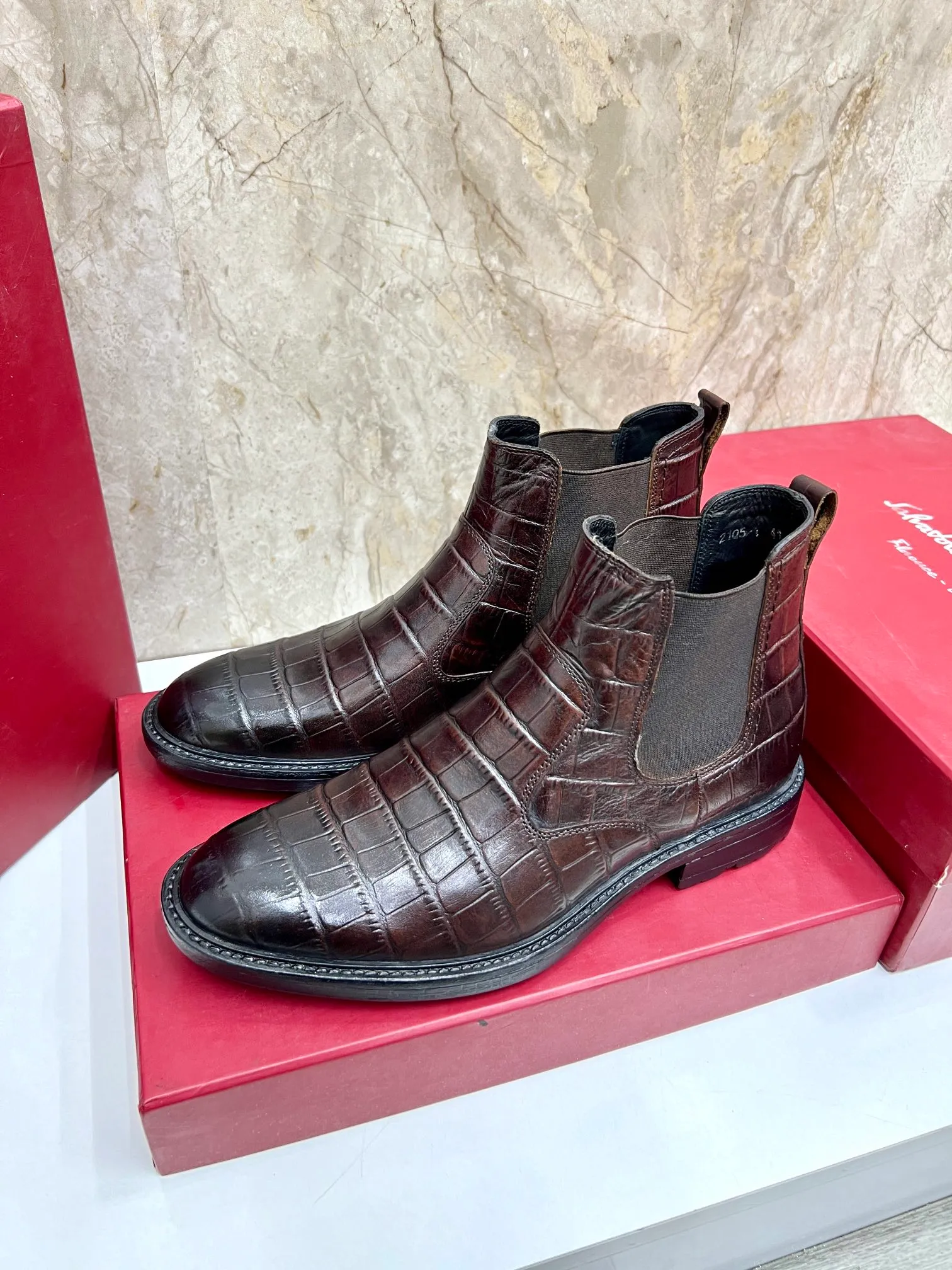 Original order quality: Men's shoes 💰700 Brand: Ferragamo (Ferragamo) One size larger: Men's size 38-44 (45 customized) Grade: Same style as the official website High-end men's shoes Material: Original cowhide, cowhide lining, original outsole Style category: Chelsea men's boots Fashion trend Color: Actual picture